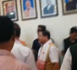 ভাইৰেল ভিডিঅ’ত দেখা গৈছে অসম বিজেপিৰ মুৰব্বী দিলীপ শইকীয়াই মন্ত্ৰী জয়ন্ত মল্ল বৰুৱাক বকাবকি